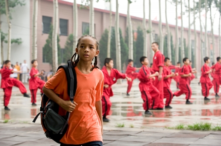 Kungfu Kid (Jaden Smith) saa vastaansa legionaan Pekingin pahiksia