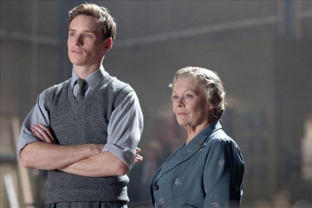 Eddie Redmayne ja Judi Dench