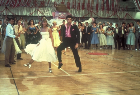 Olivia Newton-John ja John Travolta pistävät jalalla koreasti