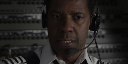 Denzel Washington yrittää hallita riippuvuuttaan ylös ja alas kuin lentokonetta, mutta siivekkeiden sijaan välikappaleina ovat alkoholi ja kokaiini.