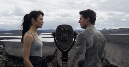 Olga Kurylenko ja Tom Cruise kiikaroivat Islantia Empire State Buildingin katolta